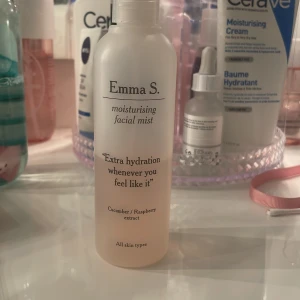 Moisturising Facial Mist från Emma S. - Återfuktande face mist med gurka och hallonextrakt från Emma S. Perfekt för extra fukt när som helst. Använd över smink eller som en del av din dagliga rutin. Passar alla hudtyper. Cirka 40% av produkten kvar och den håller länge! Köpte för 200 säljer för 75kr.