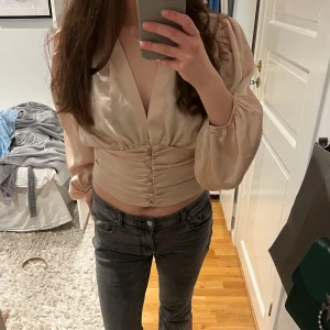 Champagne färgad blus - Super fin blus! Säljer då den inte längre används 💕 små defekter som inte syns (se sista bilden).