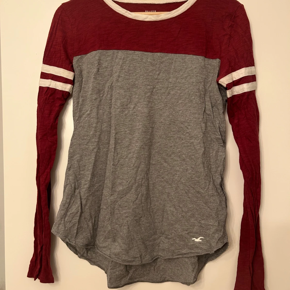 Vinröd och grå långärmad tröja från Hollister - 1