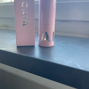 Läppbalsam från CAIA - Bara swatchad på handled men aldrig använt. Har även skuret bort den delen så den är som ny💕