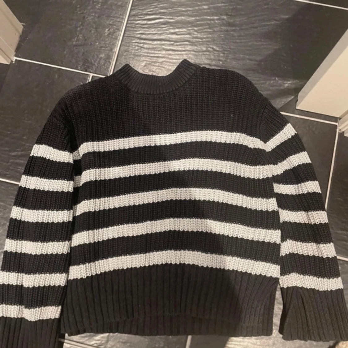 Svart och vit randig stickad tröja - 1