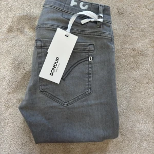 Dondup George  - Tjena! Säljer nu dessa snygga Dondup George, fint skick och försiktigt använda. Storlek 31 och pris går att diskuteras!