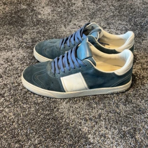 Valentino flycrew - Hej! Säljer ett par valentino flycrews i gott skick, där box och tillbehör kommer med. Pga att nitarna på dessa enkelt går av så är 6 nitar borta, men kan enkelt köpas nya via plick t.ex. Utöver det är dom i gott skick!