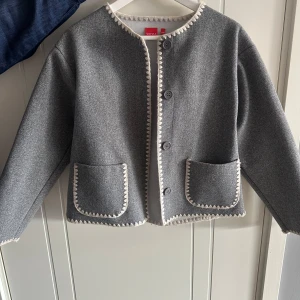 Grå vår jacka  - Snygg vår jacka som tyvärr inte kommer till användning då den är för liten. Den är som ny och pris kan diskuteras❤️