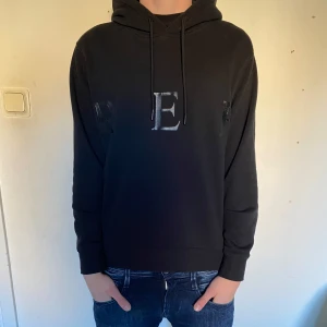 Replay hoodie  - Säljer en snygg svart hoodie från Replay med tryck på både fram- och baksidan i storlek S. Knappt använd (ny pris 1500kr). Vid frågor är det bara att höra av sig!🙌🏻 Kan gå ner i pris!