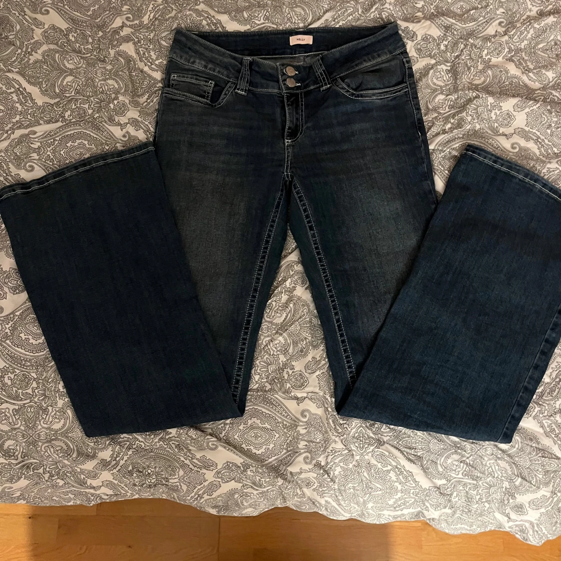 Mörkblå bootcut jeans från Nelly
