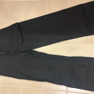 Svarta jeans från Perfect Jeans - Snygga svarta jeans från Perfect Jeans i storlek 38. De har en klassisk design med raka ben och en bekväm passform. Perfekta för en stilren look.