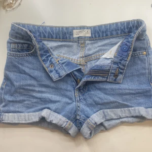 Jeans shorts!  - Snygga blå jeans shorts som nästan aldrig blivit använda. Passar storlek 134-156 eller xxs!🩷🩷