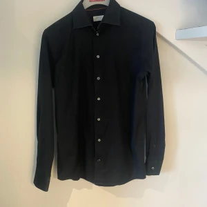 Eton skjorta - En jättefin skjorta från Eton som är i jättefint skick😊skjortan är stl 40 vilket motsvarar en stl L🤩 nypris runt 1700kr vårt pris 299kr!