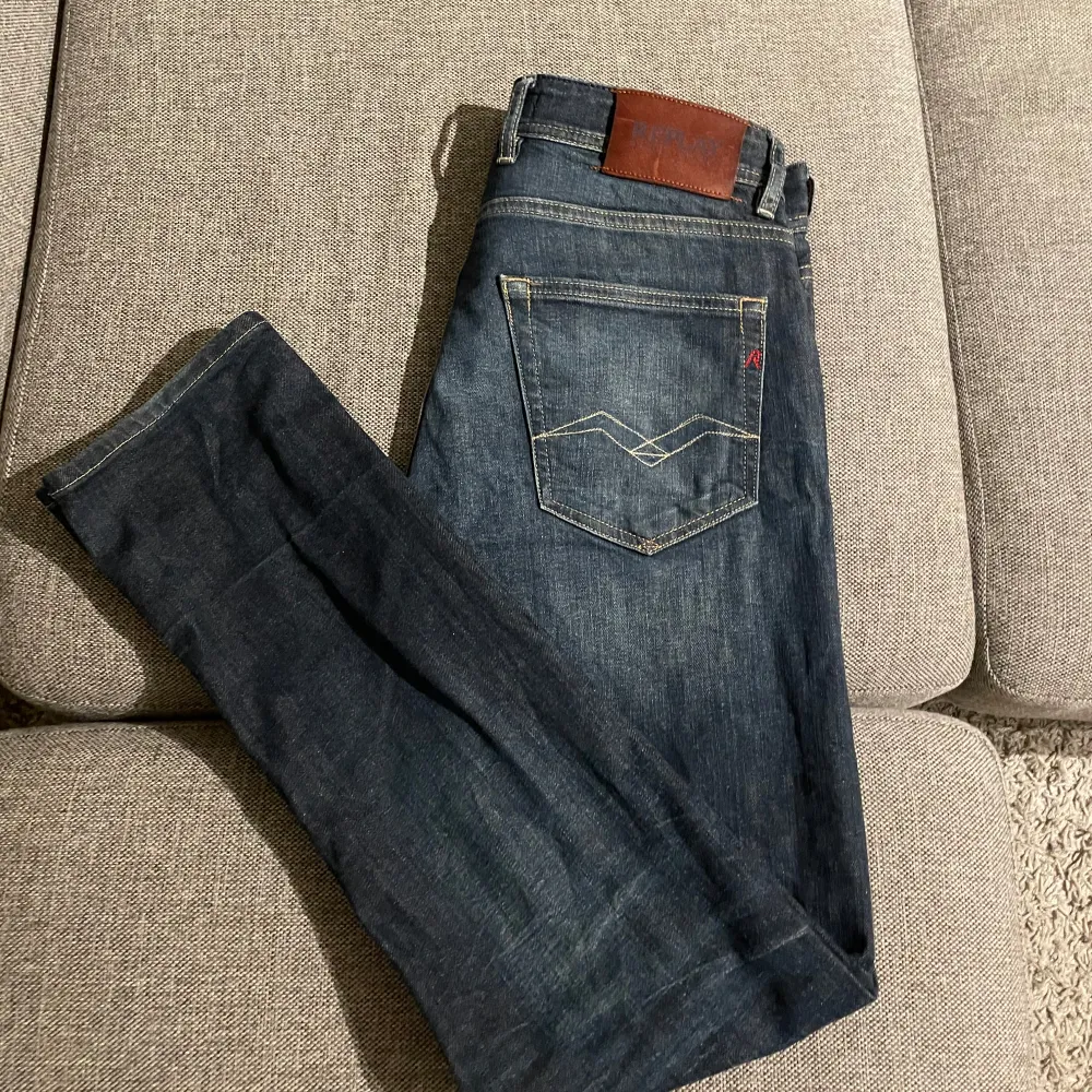Snygga mörkblå jeans från Replay, De är Slim fit och i storleken W28 L32. Hör av er vid intresse, Pris kan diskuteras!. Farkut & Housut.