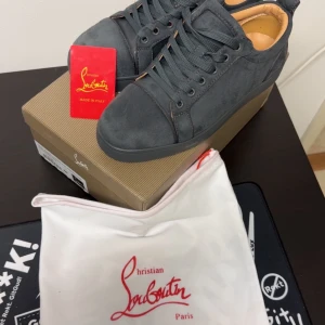 Grå sneakers från Christian Louboutin - Säljer nu mina Christian Louboutin. Nästan sprillans ny endast använt en gång så jätte fint skick. Kvitto medföljer och priset går att diskutera!