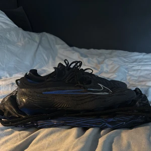 Fotbollsskor Nike Phamptom  - Säljer dessa Fotbollskor i bra skick, storlek 44.5 men sitter mindre på foten! Hör av er vid frågor eller om ni vill förhandla priset! Påse ingår såklart!