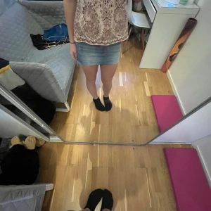 Blå jeanskjol - Säljer en snygg blå jeanskjol med klassisk design. Kjolen har fickor både fram och bak samt en knapp och dragkedja framtill. Perfekt för en avslappnad stil.