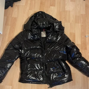 Moncler jacka - Moncler jacka. Bra kvalitet, bra skick. Har använt den i 2-3 veckor. Qc tagen funkar. Pris kan diskuteras.