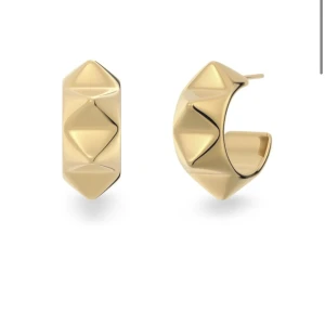 Guldörhängen med geometrisk design - Snygga guldörhängen med en modern geometrisk design. Dessa örhängen har en unik form som ger en stilren och elegant look. Perfekta för att lyfta vilken outfit som helst. Aldrig använda
