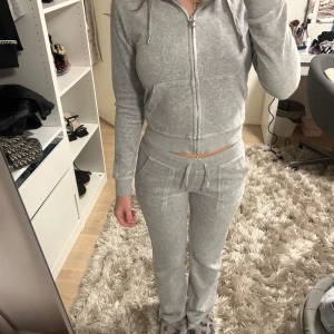 Juicy couture set - Grått juicy couture sett. Andvänt men i bra skick! Inga hål eller fläckar. Storlek XS i både byxorna och tröjan💗