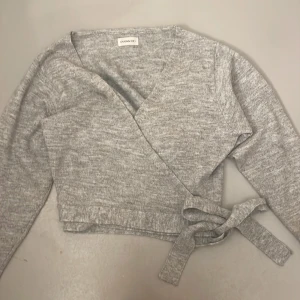 Grå omlottkofta från Even&Odd - Säljer en stilren grå omlottkofta från Even&Odd. Koftan har långa ärmar och ett rosett knytband. Jättefin ❤️