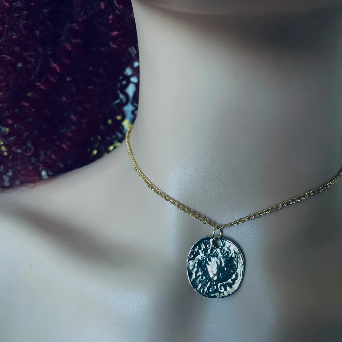 By prisförslag- Guldhalsband med rund berlock