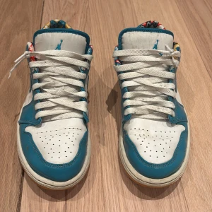 Nike Air Jordans i blått och vitt - Söker mina gamla jordans väldigt snygga. Vänstra skon har några fläckar som borde gå bort om man tvättar (se bild) samt på snörerna byt snören och du har ett par riktigt snygga jordans. Passar inte priset så är det bara att lägga att bud!