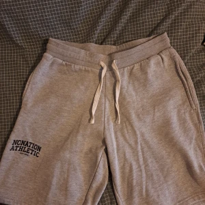 Mjukisshorts - Mjukosshorts från Nonation. Finns inga defekter. Kan användas både som vanliga mjukis hemma men också ute på sommaren.