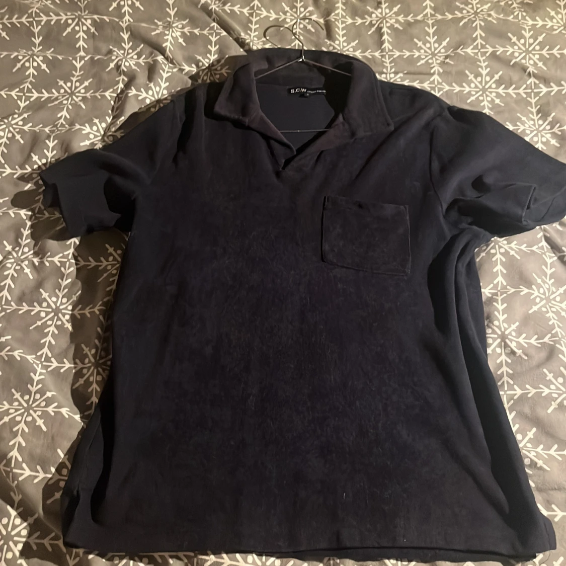 Svart kortärmad t-shirt med krage