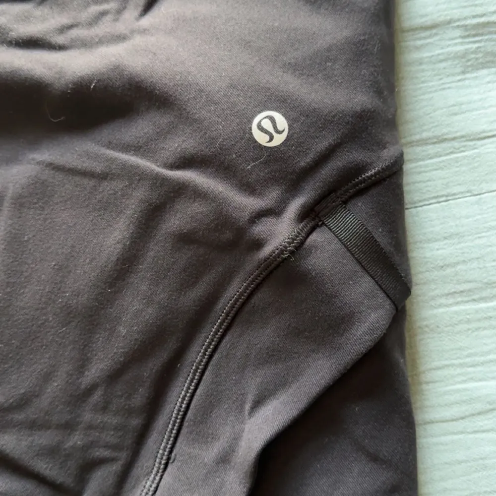 Säljer en svart Define Jacket från Lululemon i ett stretchigt och bekvämt material. Jackan har en dragkedja framtill och långa ärmar. Pris diskuteras ej! . Takit.