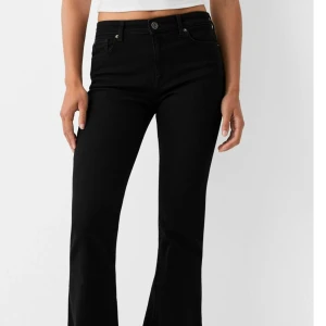 Svart bootcut jeans - Berskha flared jeans. Svarta bootcut jeans från berskha köpt på zalando. Midwaist. Använda 2 gånger. Storlek 34 Regular 