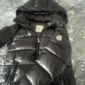 Svart pufferjacka från Moncler - Säljer en snygg svart pufferjacka från Moncler. Använt den fåtal gånger priset kan sänkas via snabb köp