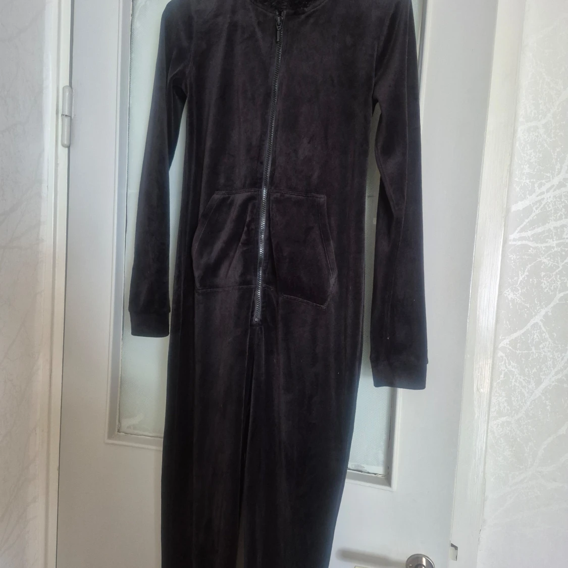 Svart onesie från Hunkemöller