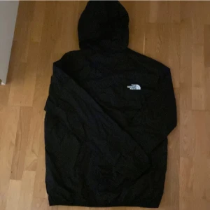North face jacka St S - Säljer en North Face windbreaker st S eftersom att den är lite för liten skickt 8.5/10 windbreaker perfekt för vind