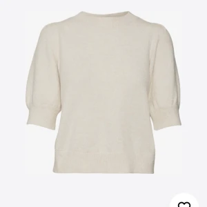 Stickad tröja - Ljus-beige stickad tröja med ”puff-ärmar” från VERO MODA i storlek XS. Har inga hål/fläckar och är i bra skick.