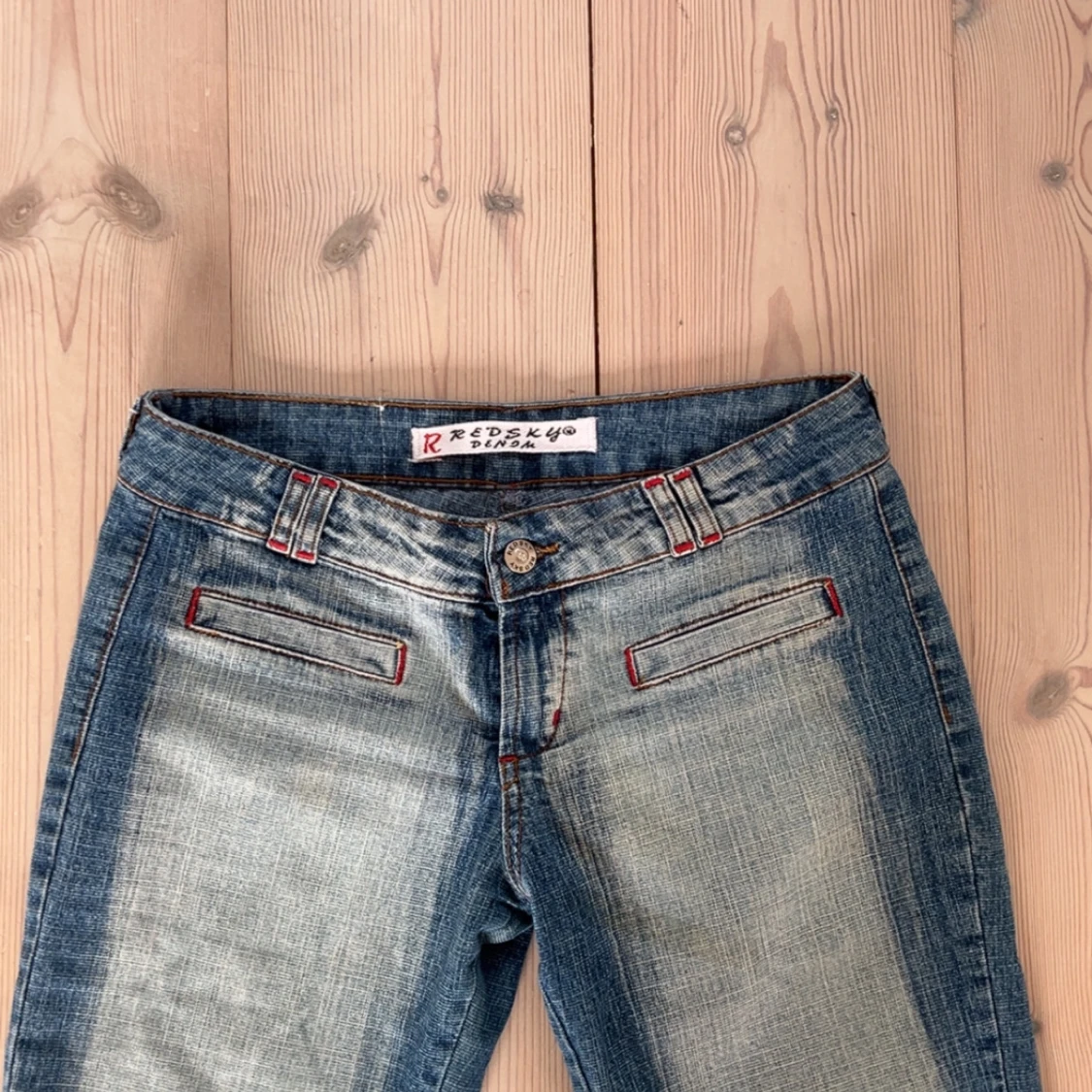 Blå jeans med broderi från Red Sky - 2