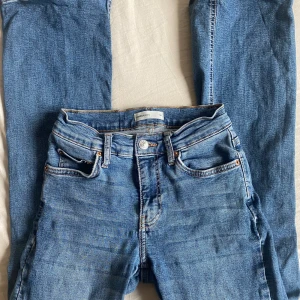 Blå jeans från ginatricot  - Mörk blå jeans från ginatricot, bootcut modell i storlek 34, skavanker Ibak (bild 4) men inget som är jätte synligt🥰