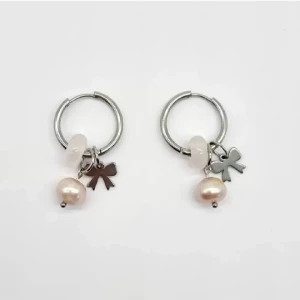 Silverörhängen med pärlor och rosetter - Unik handgjorda örhängen  ●Material-100% rostfritt stål,  rosenkvarts och  äkta sötvattenspärlor●Örhängeskrokar -rostfritt stål. Nickel fri. Längd -3,5cm    