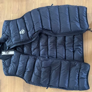 Real Madrid  väst - Helt ny och i perfekt skick Real Madrid väst. Storlek: L