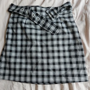 Kjol - Kjol med bälte. Nyskick, inga defekter. Storlek 38 men mer som en s