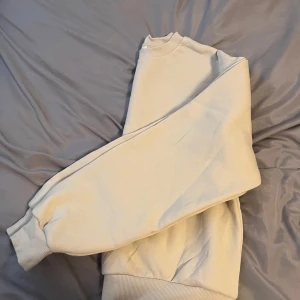 Beige Sweatshirt  - Tröja i storlek xs från ginatricot