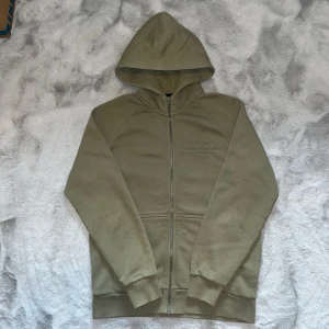 Olivgrön hoodie från Peak Performance - Säljer en olivgrön hoodie från Peak Performance | mycket bra skick | nypris 1000kr | hör av er vid minsta fundering🤗