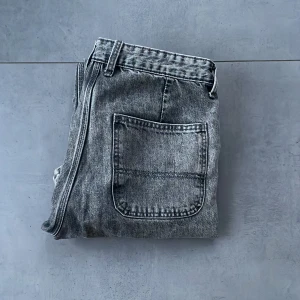 Grå jeans från Jack & Jones - Snygga grå jeans från Jack & Jones med en loose fit. De har en klassisk femficksdesign och en knappgylf. Perfekta för en avslappnad stil.