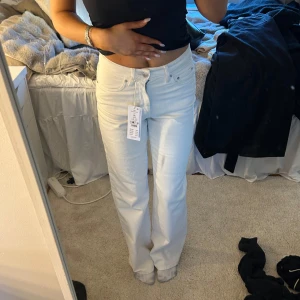 Vita jeans  - Aldrig använda ifrån Gina ! Prislappen kvar ! Nypris 500kr💓