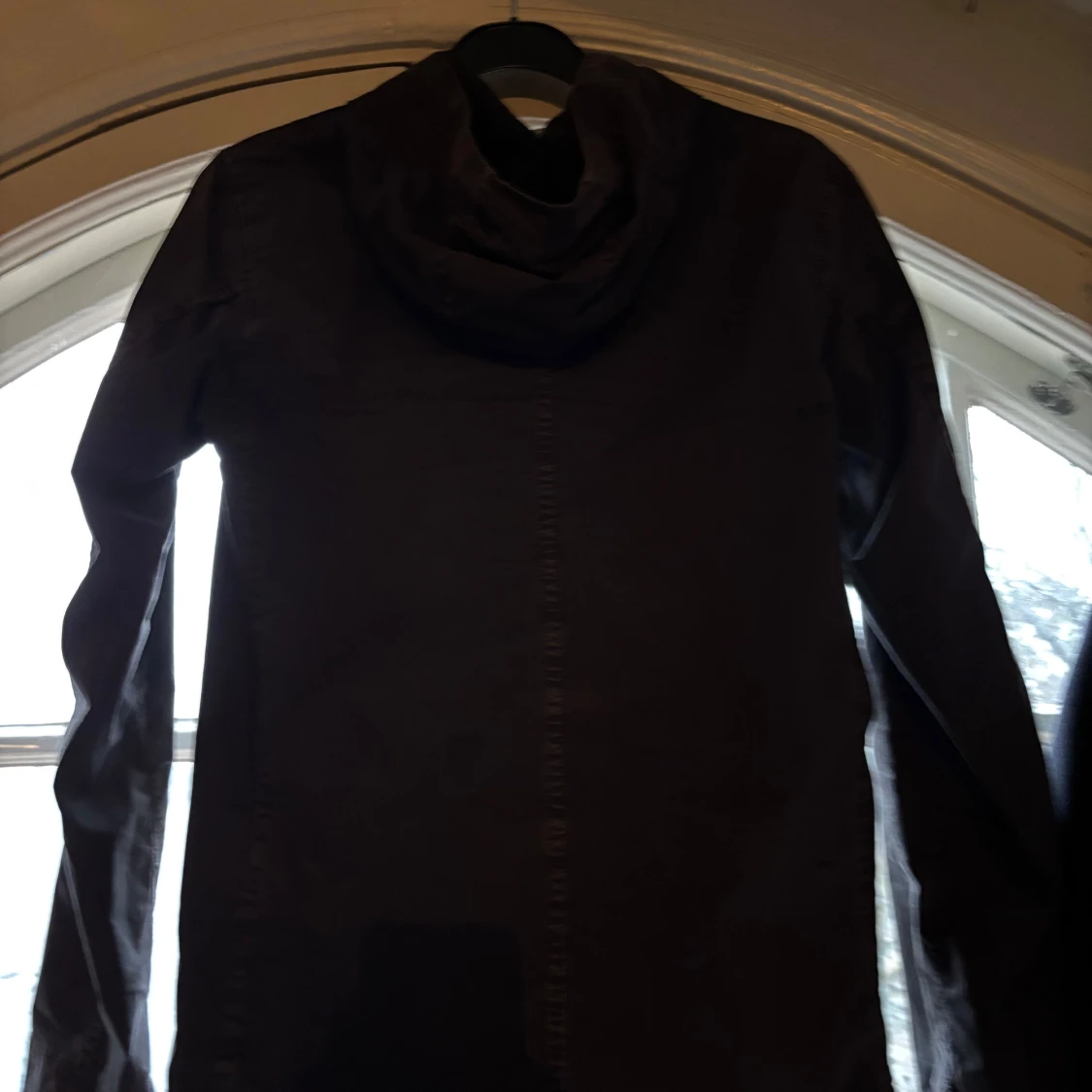 Svart jacka med huva - 1