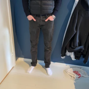Svart/gråa lee Powell jeans 31/32 - Säljer mina lee Powell jeans då de inte passa mig. Skulle rekommendera till någon lite smalare runt 180-185. Jeansen är i fint skick och har knappt används.