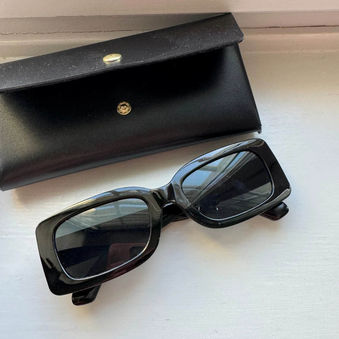 Svarta trendiga solglasögon