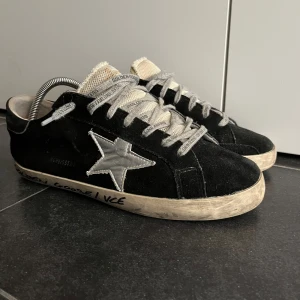 Golden goose skor - Säljer ett par golden goose skor i storlek 43. Skorna är i bra skick ifall man bortser från slitage på undersulan vilket är väödigt lätt att laga hos en skomakare. Tyvärr ingår inte OG. Skriv vid funderingar!