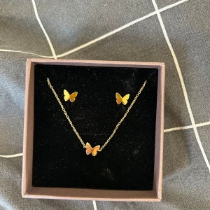 Edblad kids papillon örhängen och armband - Edblad papillion armband och örhängen i ett sett,i 14K guldplätering,nickelsäkert och vartentåligt,armbandets längd är ungefär 14-16 cm. Jättebra skick,använd en gång efter guld inte är min färg och jag fick det i present.Äkta såklart,skriv för fler bilder.Lådan ingår💗 