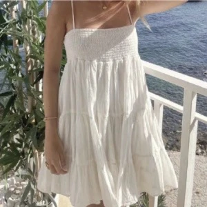 Vit klänning från Zara - Säljer denhär söta klänningen från Zara i storlek S, perfekt till sommaren💘💘