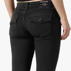 Svarta jeans från True Religion - Snygga svarta jeans från True Religion med klassisk femficksdesign och knappdetaljer på bakfickorna. Jeansen har en tight passform med utsvängda ben och är perfekta för en stilren look. Nypris: 1 300kr 