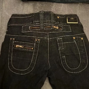 Jeans - Snygga jeans med snygga detaljer båda bak och framsida, används inte länge då de är försmå. Inga defekter. Midjemått: 34 innerben: 80