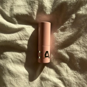 caia lip balm - caia lip balm i färgen cocoa couture. Swatchat den på handen ändast och det är en genomskinlig brun färg som lyster. Säljs inte längre på deras hemsida! 🫶🏼