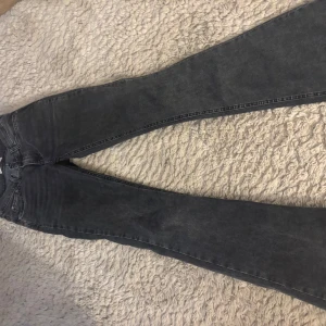 Grå jeans med bootcut - Snygga grå jeans med bootcut-stil. De har en klassisk femficksdesign och en bekväm passform. Perfekta för en avslappnad look.